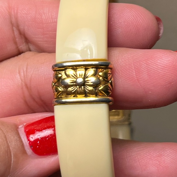 Crown Trifari Bangle Cream Marble Lucite 1960’s - Picture 5 of 8